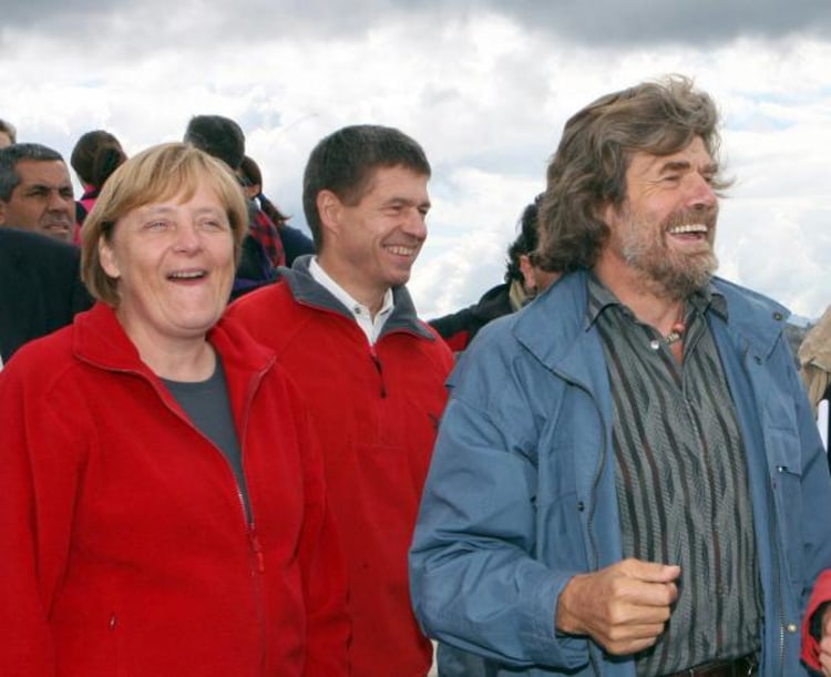 Trio Montane: Angela Merkel, Joachim Sauer und Reinhold Messner 2006 auf dem Gipfel des Monte Rite in Südtirol (Foto: picture-alliance).