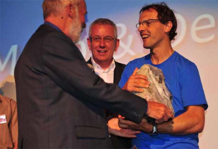 Strahlender Sieger: Eiger-Award Gewinner Simone Moro nimmt den Preis entgegen. Sein Partner Denis Urubko war verhindert.