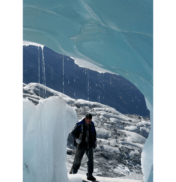 Folge des Klimawandels: Schmelzende Gletscher, hier der Schweizer Rhonegletscher. Bild: dpa.
