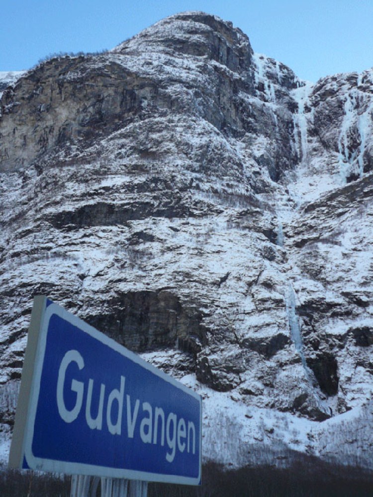 Abenteuer in Norwegen: Die vereisten großen Wasserfälle bei Gudvangen.