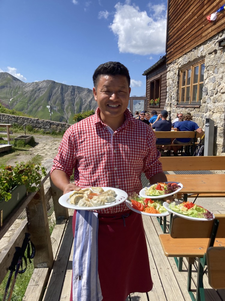 <p>Ang Kami Lama, der mit seiner Frau Pasang Lhamu Sherpa die  Stuttgarter Hütte der Sektion Schwaben (2310 m) bewirtschaftet. Die Momos gibt  es mit Rinderhackfleisch- oder Spinatfüllung, dazu immer Salat und Sesamsauce. </p>