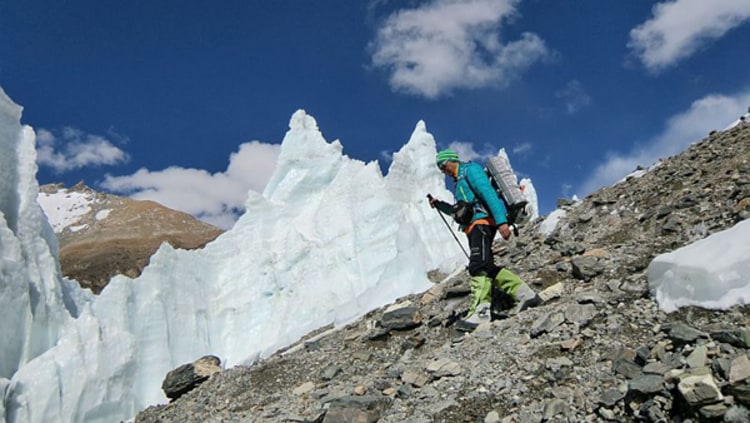 Heimweg: Ralf Dujmovits auf dem Weg ins Everest-Basislager (foto: Kaltenbrunner / Dujmovits).