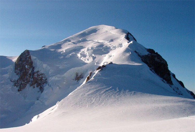 Heiß begehrt: Der Normalweg auf den Gipfel des Mont Blanc führt über den Bosses-Grat.