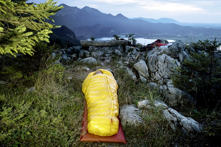 <p>Ob im Sommer draußen oder das ganze Jahr in der Hütte: Leichte Schlafsäcke sind echte Allrounder.</p>
