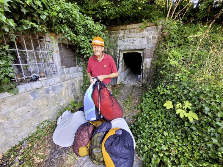 <p>Rudi Hochenauer vom Bergwerksverein hilft beim Praxistest im Bergwerk. </p>