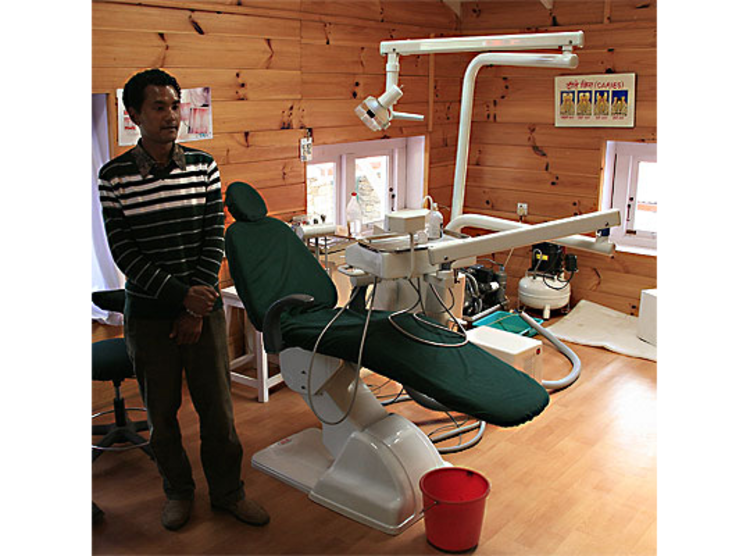 <p>Versorgungsstation: Zahnarzpraxis im Hospital von Paphlu.</p>