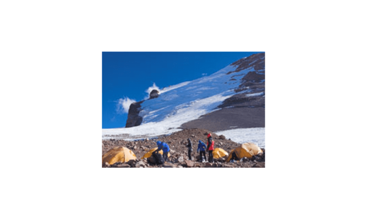 Camp 2, 5850 m, der Polenroute. Die Direkte Polenroute verläuft im rechten Randbereich des Gletschers. Foto: L. Stitzinger.