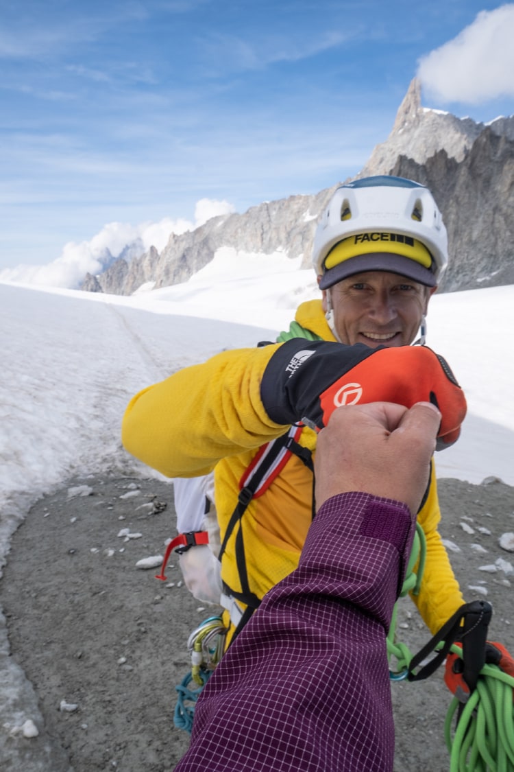 <p>Heil wieder unten: David Göttler mit ALPIN-Fotografin Birgit Gelder nach der Tour auf den 4013 Meter hohen&nbsp;Dent du Géant in der Montblanc-Gruppe.</p>