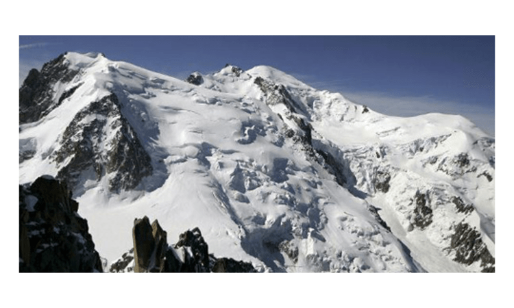 Blick auf die Nord-Seite des Mont Blanc du Tacul (li.). In der Bildmitte der Mont Maudit und rechts der Mont Blanc.