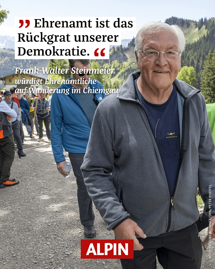 <p>Unterwegs zur Priener Hütte: Bundespräsident Steinmeier, recht neben ihm Ehefrau Elke Büdenbender.</p>
