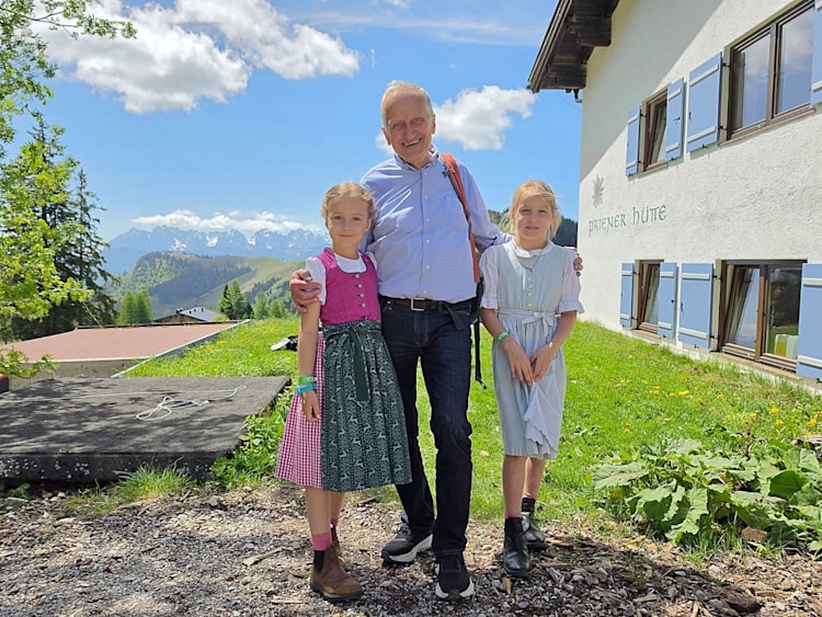 <p>Ehrenamtlich im Wegebau am Geigelstein tätig: Jürgen Lohrmann, hier mit seinen Enkelinnen.</p>