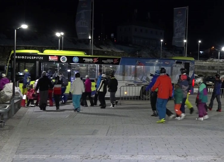 <p>Nach der Evakuierung wurden die Fahrgäste mit Bussen wieder nach Ehrwald gebracht.</p>