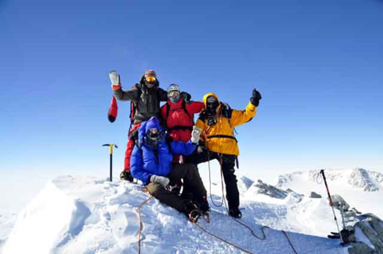 On top of the fridge: Andy Holzer und Team am Gipfel des Mount Vinson (Foto: Andy Holzer).