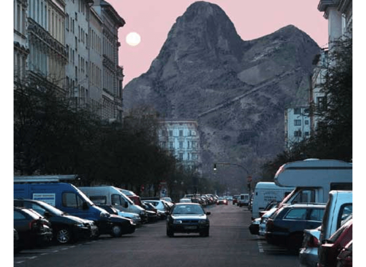 Völlig neues Stadtbild: Leben im Schatten des Berges.