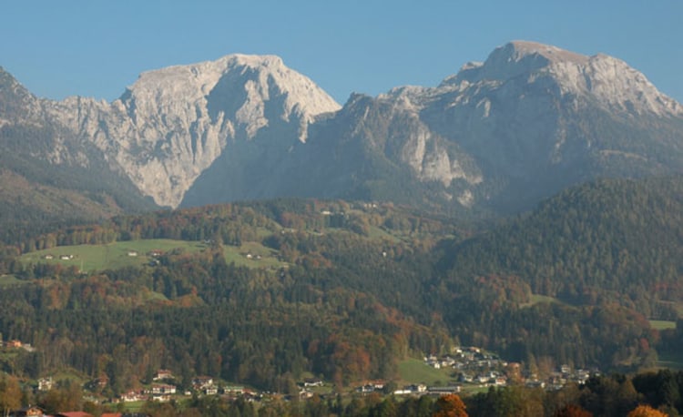 Wuchtig steht das Göll-Massiv über dem Berchtesgadener Tal.