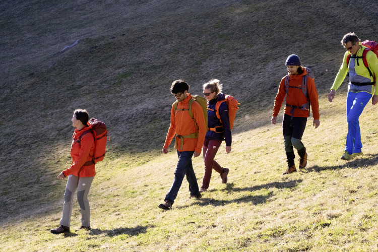 <p>Mit Rucksack und/oder Klettergurt über dem Bund empfiehlt sich eine flache und weiche Bundregulierungs-Option.</p>