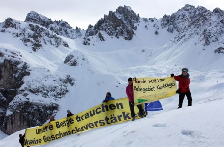 Erste Aktion: Mitglieder von MW Österreich demonstrieren am Hoadl (Foto: Mountain Wilderness).