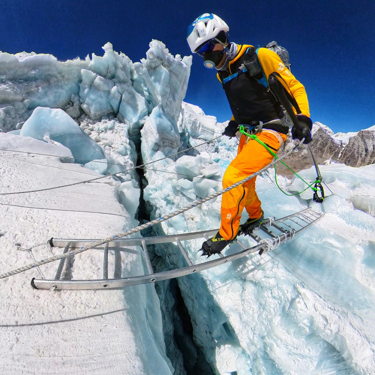 <p>David Göttler beim Überschreiten einer Gletscherspalte.</p>