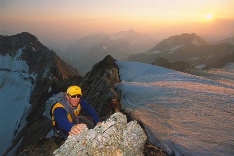 So nicht mehr: Bergsteiger ohne Helm sollen ihren Versicherungsschutz verlieren. Bild: dpa.