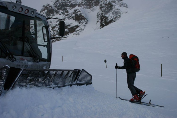 Zwei Welten? Skitourengeher auf Ski-Piste (Foto: Alpenverein.it).
