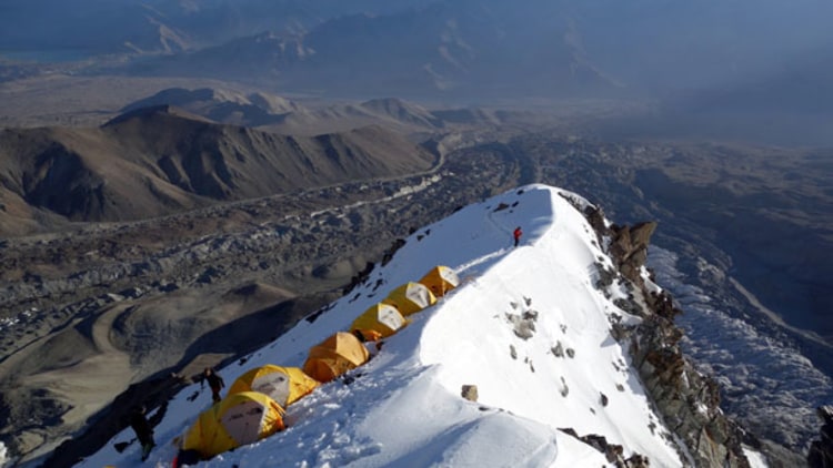 Camp 1 auf 5525 m Höhe: Exponiert auf einem Schneegrat gelegen.