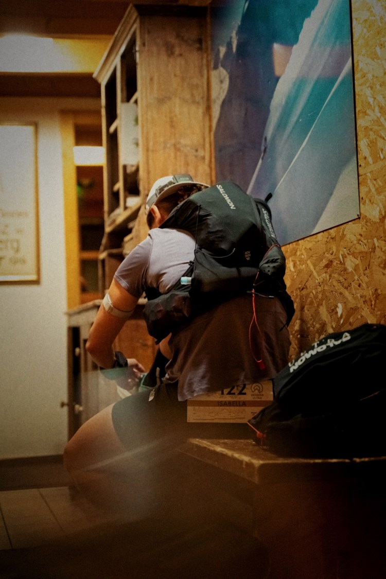 <p>Kurz vor dem Start: Noch einmal die Ausrüstung checken, bevor es hinaus auf die Trails des Verbier Ultra geht.</p>