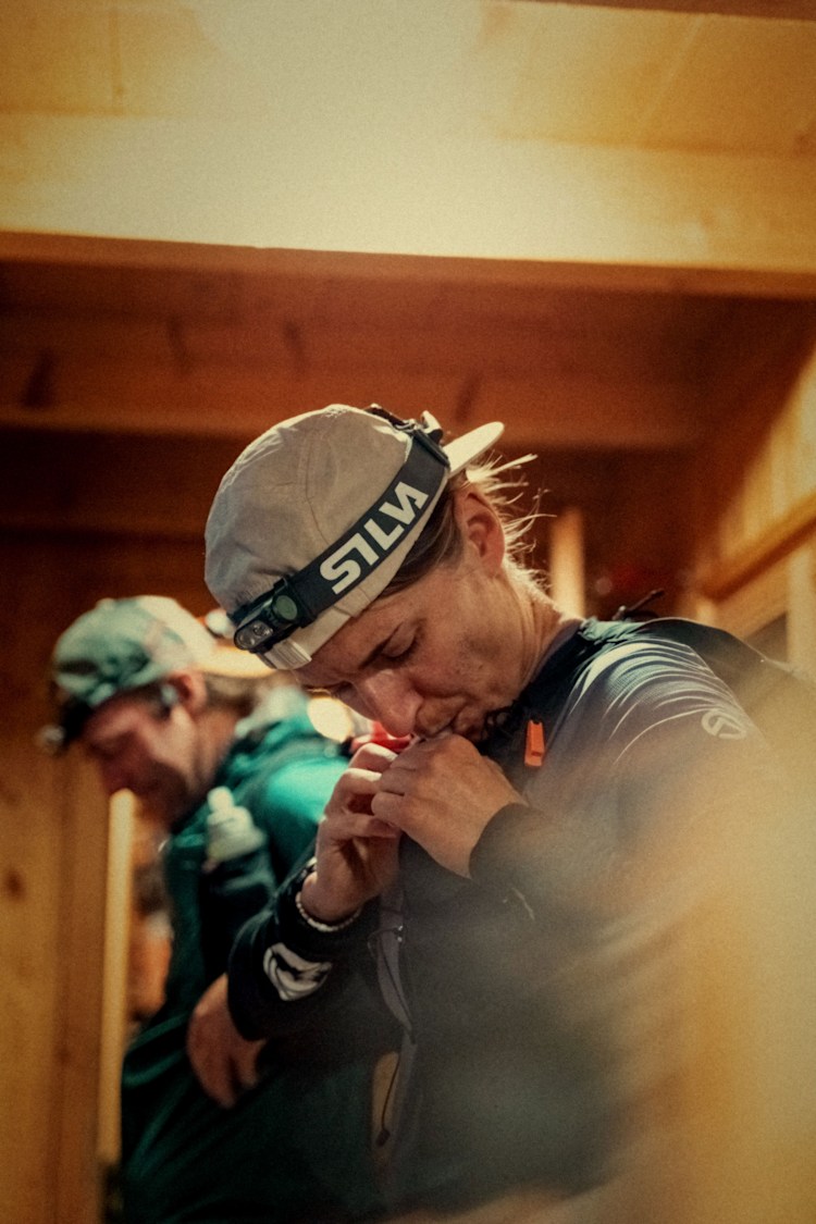 <p>Routine vor dem Start: Beim Ausrüstungscheck sitzt jeder Handgriff.</p>