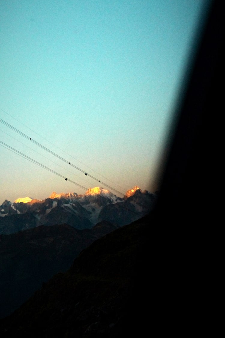 <p>Magisch: Die ersten Sonnenstrahlen tauchen die umliegenden Berggipfel in goldenes Licht.</p>