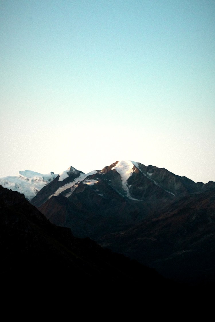 <p>Morgenstimmung im Val de Bagnes: Die ersten Sonnenstrahlen erreichen die vergletscherten Gipfel.</p>