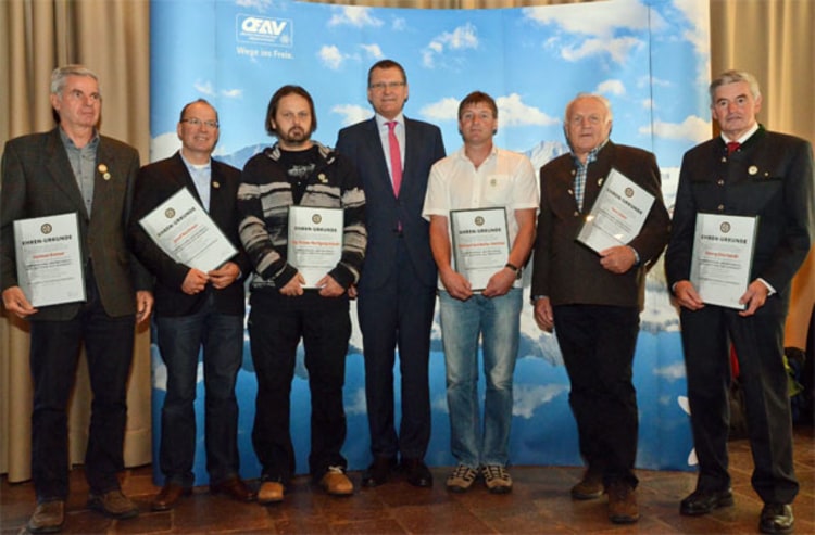 Geehrt: Vertreter der Bergwacht mit OeAV-Präsident Dr. Andreas Ermacora (Foto: OeAV/Gerold Benedikter).