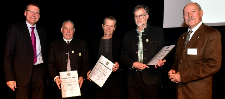 <p>Andreas Ermacora, Rainer Schuchter, Gilbert Posch, Franz Stotter und Vizepräsident Erich Wetzer (v.li.) bei der Verleihung des "Grünen Kreuzes" am 29. Oktober.</p>