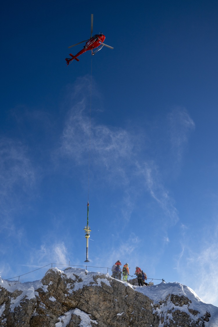 <p>Das renovierte Gipfelkreuz steht nach seinem Transport per Helikopter wieder auf der Zugspitze.</p>