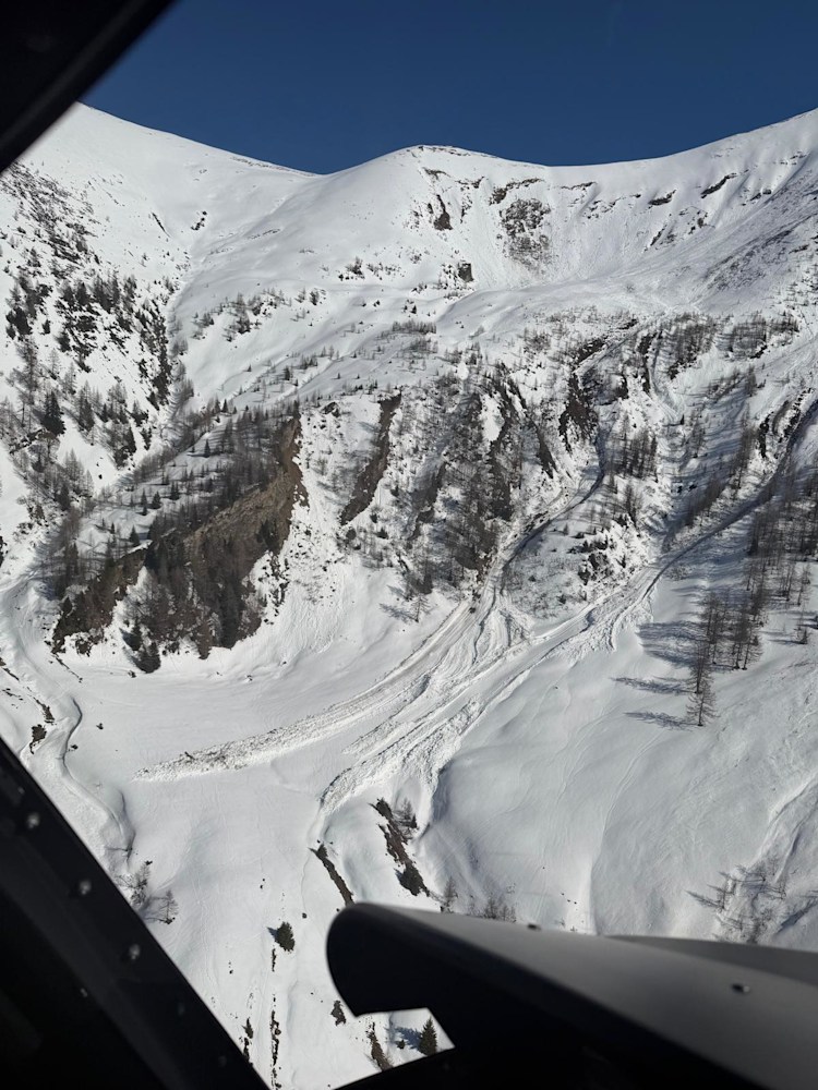 <p>Aufnahme aus dem Polizeihubschrauber: Deutlich zu erkennen sind bereits abgegangene Lawinenkegel im Einsatzgebiet.</p>