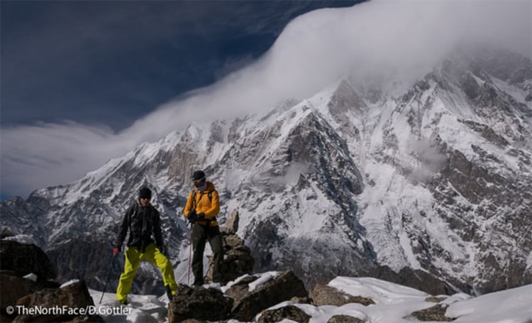 Unterwegs Richtung Base Camp: David Göttler, Simone Moro und Emili Previtali (Foto: David Göttler / The North Face).