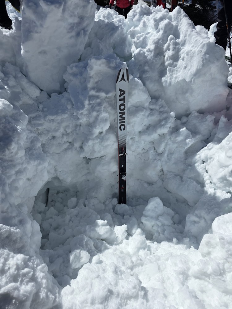 <p>Der Verschüttete lag etwa eineinhalb Meter tief unter den Schneemassen.</p>