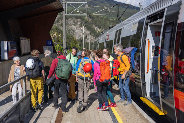 <p>Einfacher geht‘s kaum: Per Zug von Innsbruck bis vor die Wand. Die Gästekarte der Unterkünfte gilt auch als Fahrkarte für alle öffentlichen Verkehrsmittel in der Region – inklusive S-Bahn Innsbruck-Brenner.</p>