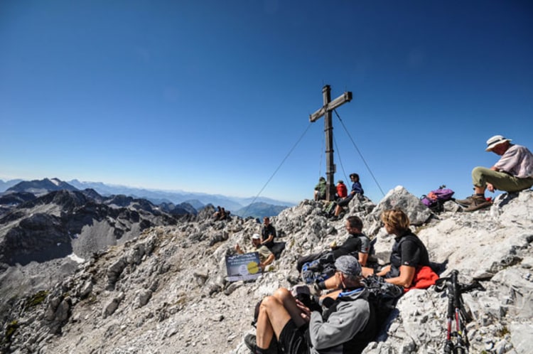Der Gipfel am Braunarl ist erreicht. Hier werden die Bergwanderer mit einem beeindruckenden Panorama belohnt.