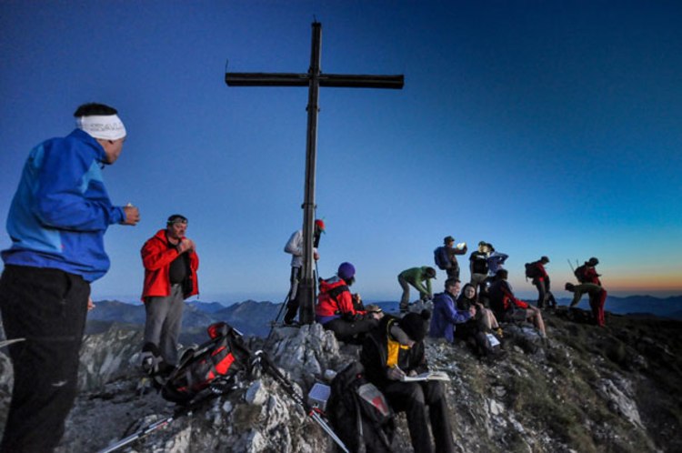 Der neue Tag erwacht : Bergwanderer warten auf der Künzelspitze auf den Sonnenaufgang. Viele Teilnehmer sind schon fünf Stunden unterwegs.