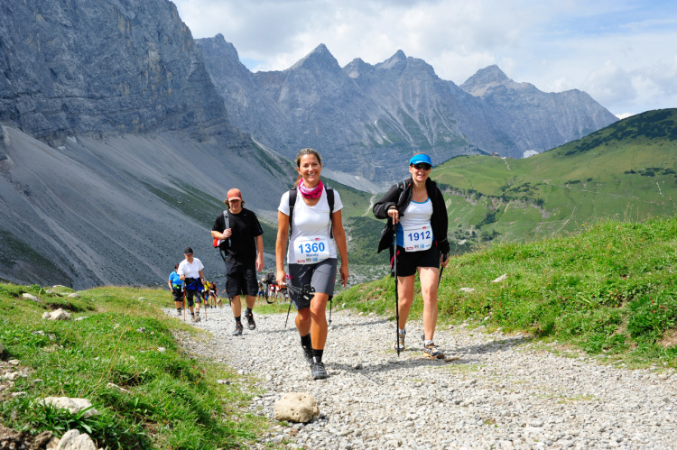 Die Wanderer und Läufer starten in Scharnitz, um die einmalige Naturlandschaft des Karwendels zu durchqueren. Das Ziel ist in Pertisau bzw. in der Eng (für die kürzere Distanz).