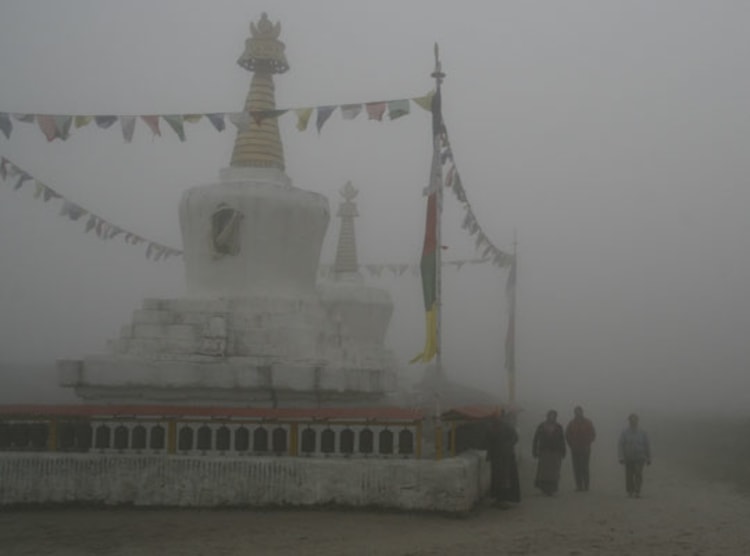 <p>Dicke Suppe: Nebel beim Schulbesuch in Khumjung.</p>