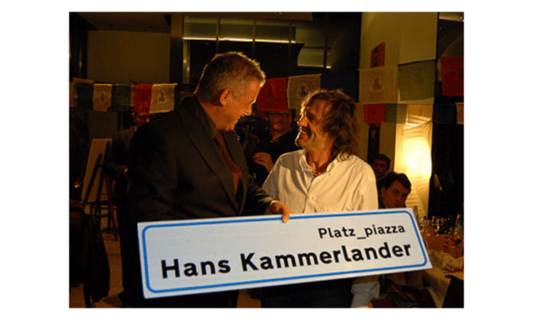 Überraschung: Zukünftig gibt es in Hans' Heimatgemeinde den "Hans Kammerlander Platz".