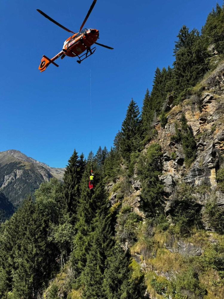 <p>Bergrettung im Einsatz im unwegsamen Gelände</p>