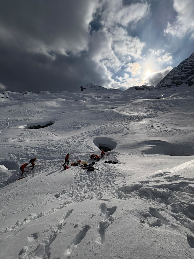 <p>Die Rettungskräfte der Bergrettung Leogang an der Doline.</p>