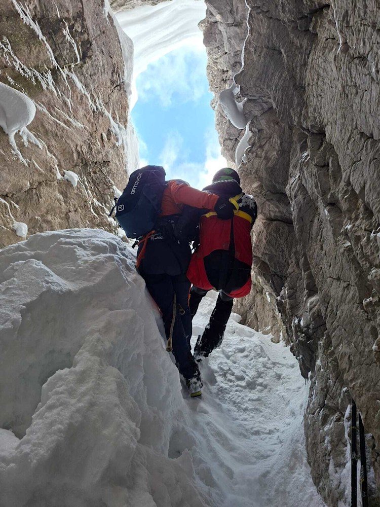 <p>Per Flaschenzug zurück aus der Doline ans Tageslicht.</p>