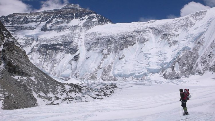Kurz unterhalb des Lho La mit Everest Nordwand. Bild: Ralf Dujmovits www.amical.de.