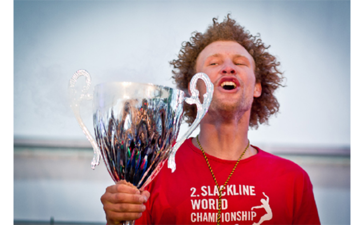 Haariger Sieger: Andy Lewis freut sich über den Gewinn des Gesamtweltcups (Foto: IMS/ Piotr Drozdz).