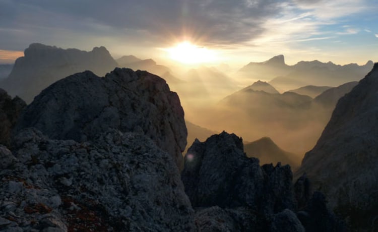 Sonnenaufgang am Großen Rosszahn oberhalb der Tierser Alplhütte.