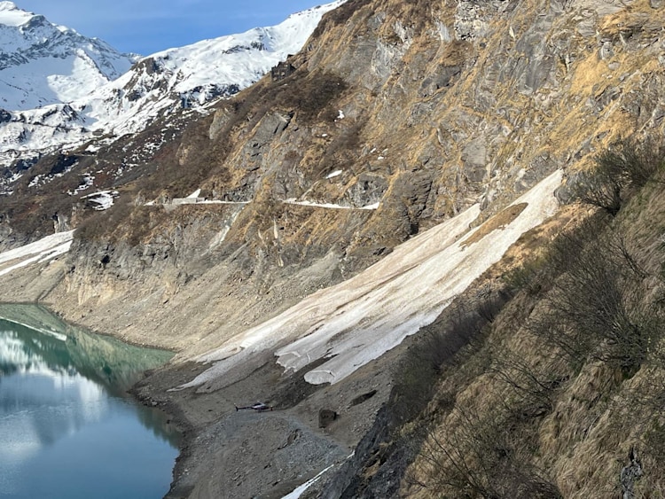 <p>Der Rettungshelikopter im Einsatz am Stausee</p>