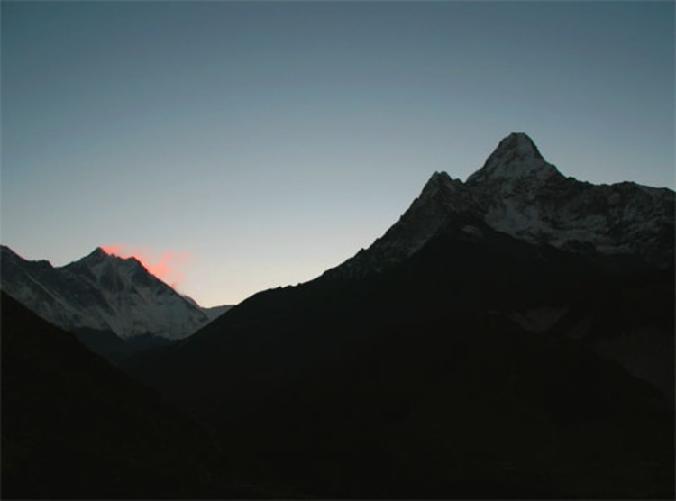 <p>Verheißungsvoll: Die umliegende Bergwelt im ersten Morgenlicht.</p>