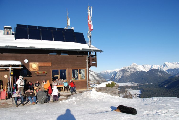 Traumhaftes Panorama und eine gute Einkehr in der Rauthhütte im Leutaschtal (Foto: privat).
